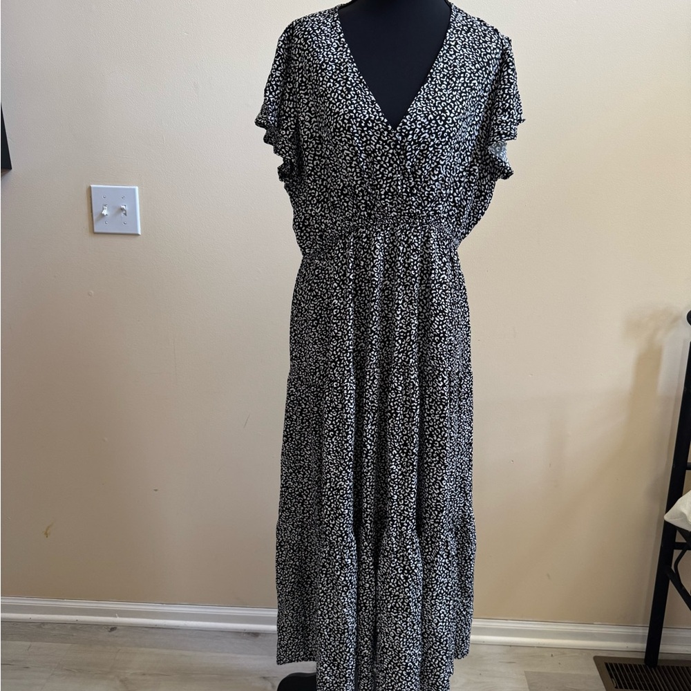 Black and White Casual V-Neck Maxi Dress